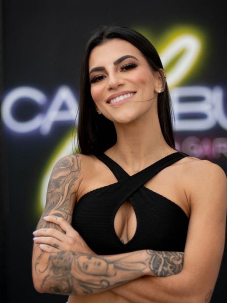 Educadora física do programa de braços cruzados