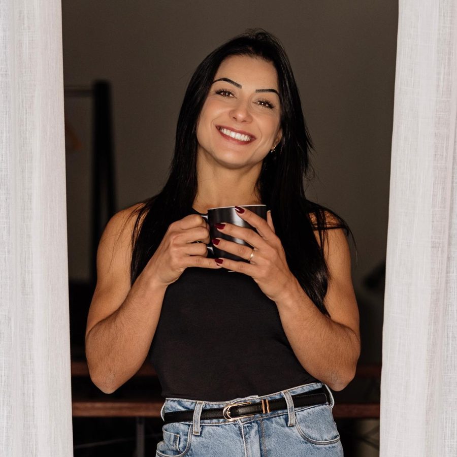 Nutricionista do programa sorrindo com uma caneca